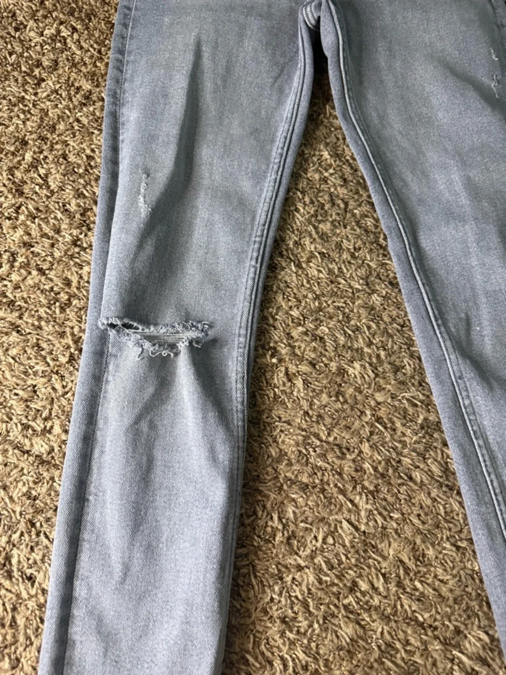 Zara Light Gray Skinny Jeans with Knee Distress - Picture 2 of 5